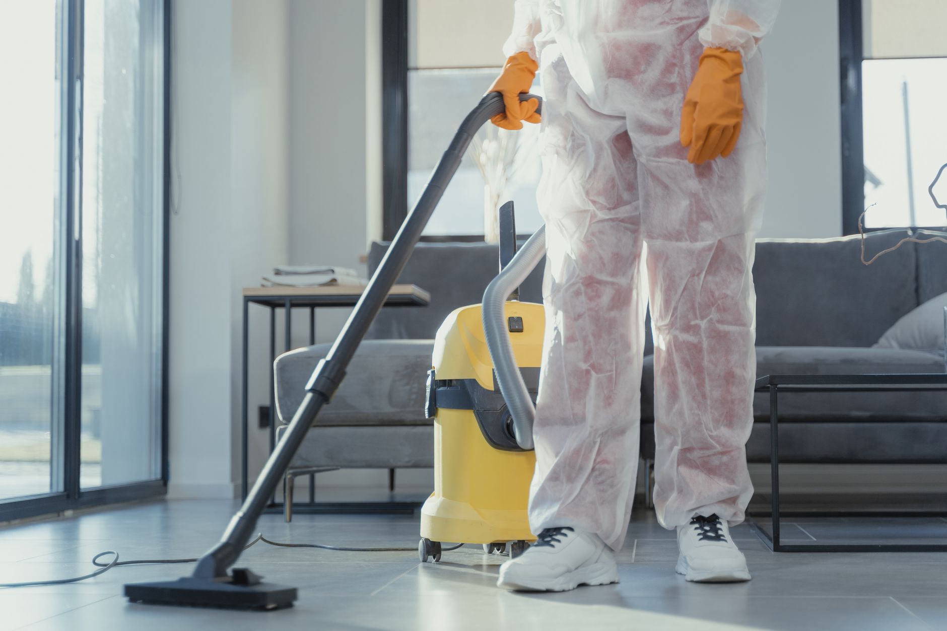 A friendly, IICRC-certified technician from Apex Pro Mold Removal explaining a remediation plan to an Allen homeowner inside their clean, modern kitchen.